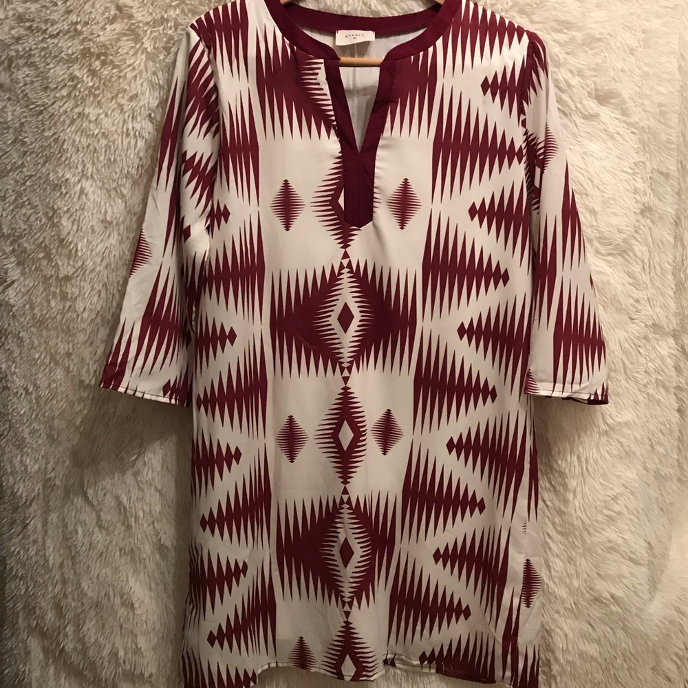 Everly boutique white & burgundy shift dress